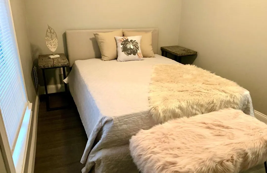 The Roulette Duplex: Niagara Falls Retreat with Private Yard & Parking-1