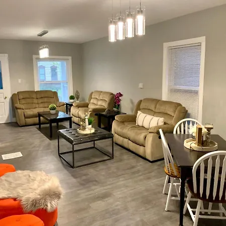 The Roulette Duplex: Niagara Falls Retreat with Private Yard & Parking-2